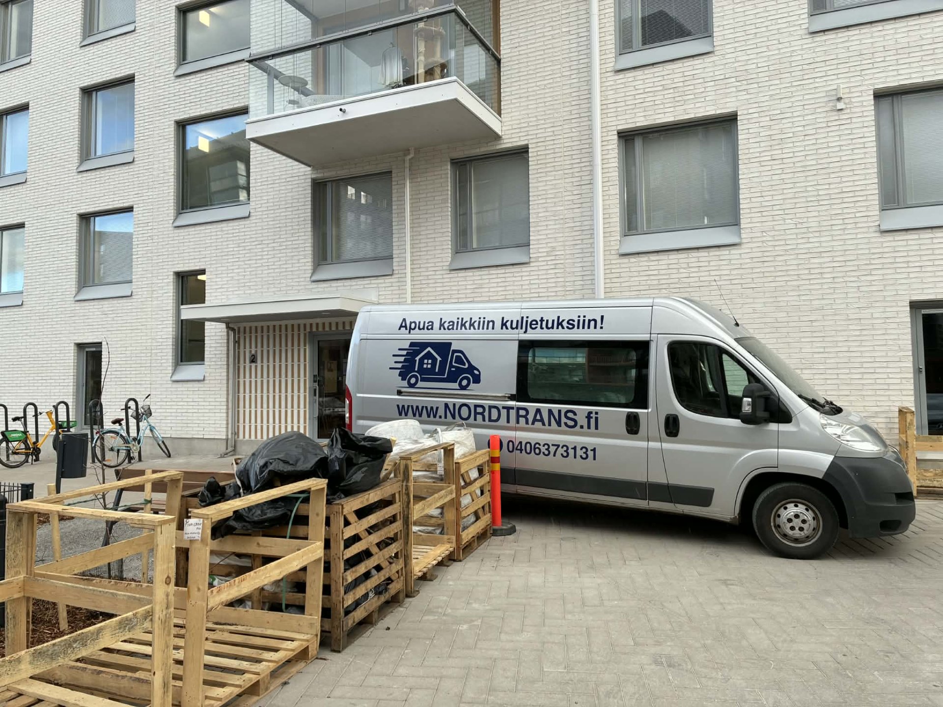 Nordtrans muuttoauto ja tiimi valmiina kotimuuttoon Helsingissä